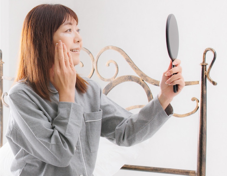 ぜいたく配合美容成分を貼って寝るだけ簡単ケア